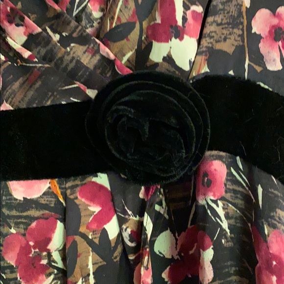 Pretty silk too with velvet sash - Picture 3 of 3